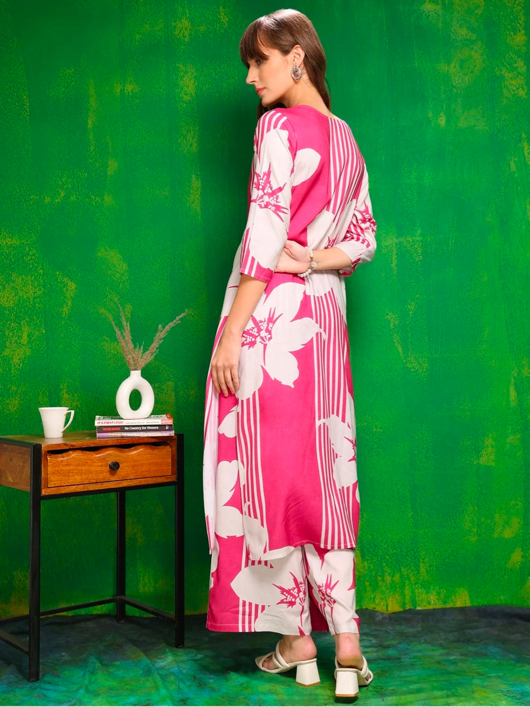 Embroidered neck kurta Set