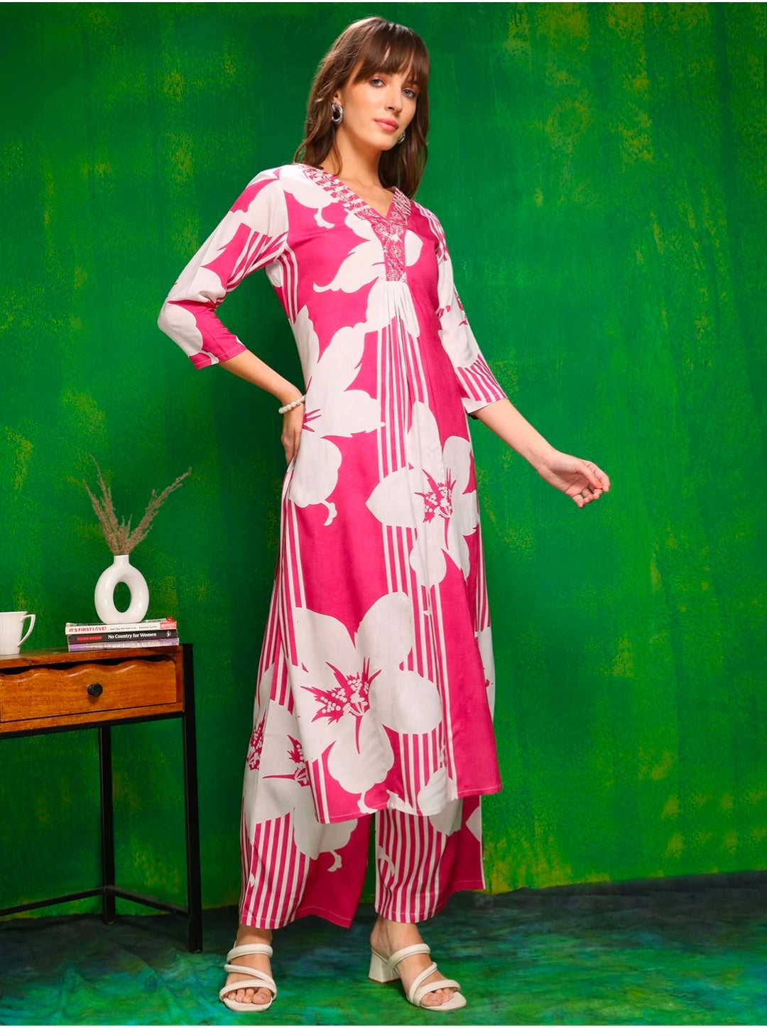 Embroidered neck kurta Set
