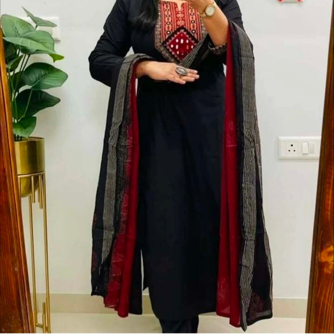 TOINSHO Women's Green & Black Printed Pure Cotton Straight Kurta with Pant and Dupatta Set